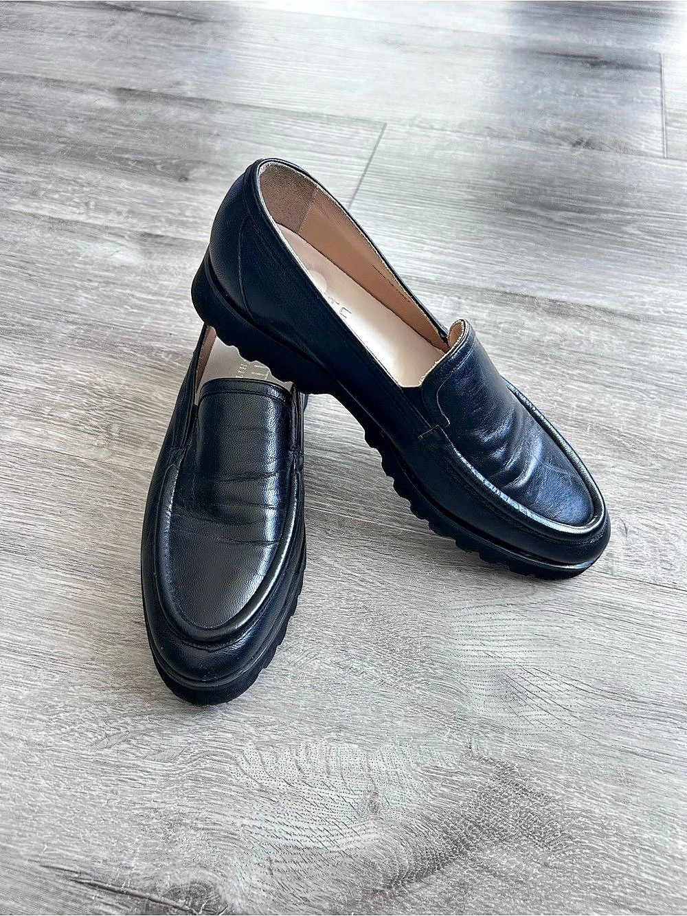 Rob White Black Leather loafers size 8.5 (fit more like 7.5-8)